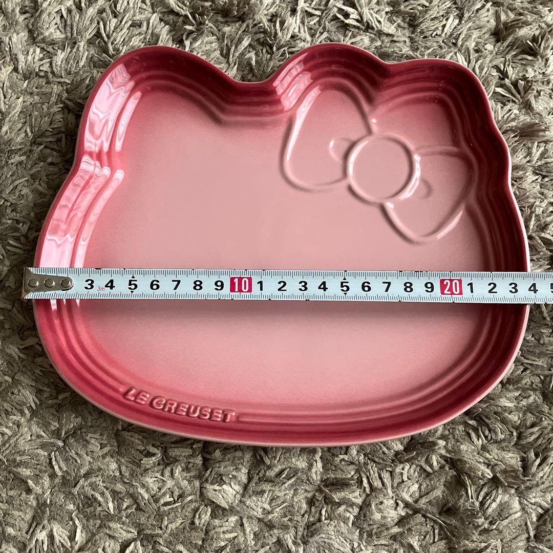 ハローキティ　ル・クルーゼ　プレート　ピンク　サンリオ　コラボ　リボン