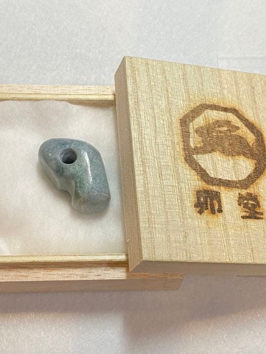 卯堂　勾玉　独眼侍　手磨き1点物　糸魚川翡翠　透過する原石から加工