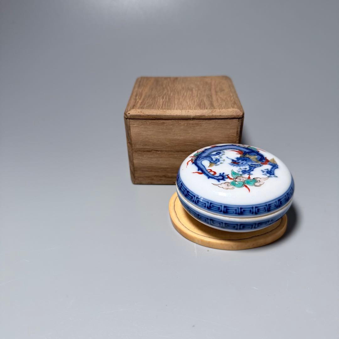 人間国宝　十三代　酒井田柿右衛門　染錦龍地文香合　箱　台座付