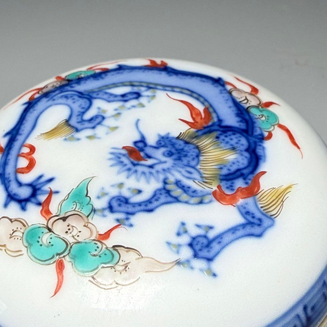 人間国宝　十三代　酒井田柿右衛門　染錦龍地文香合　箱　台座付