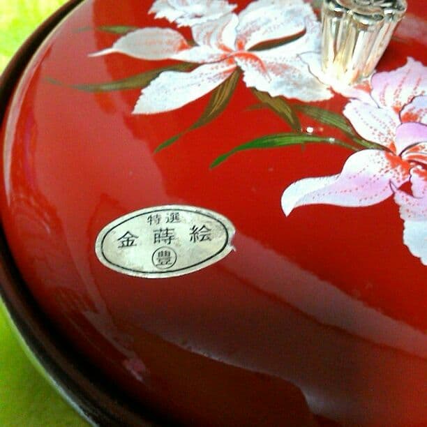 金まき絵のとても綺麗な容器ですね。