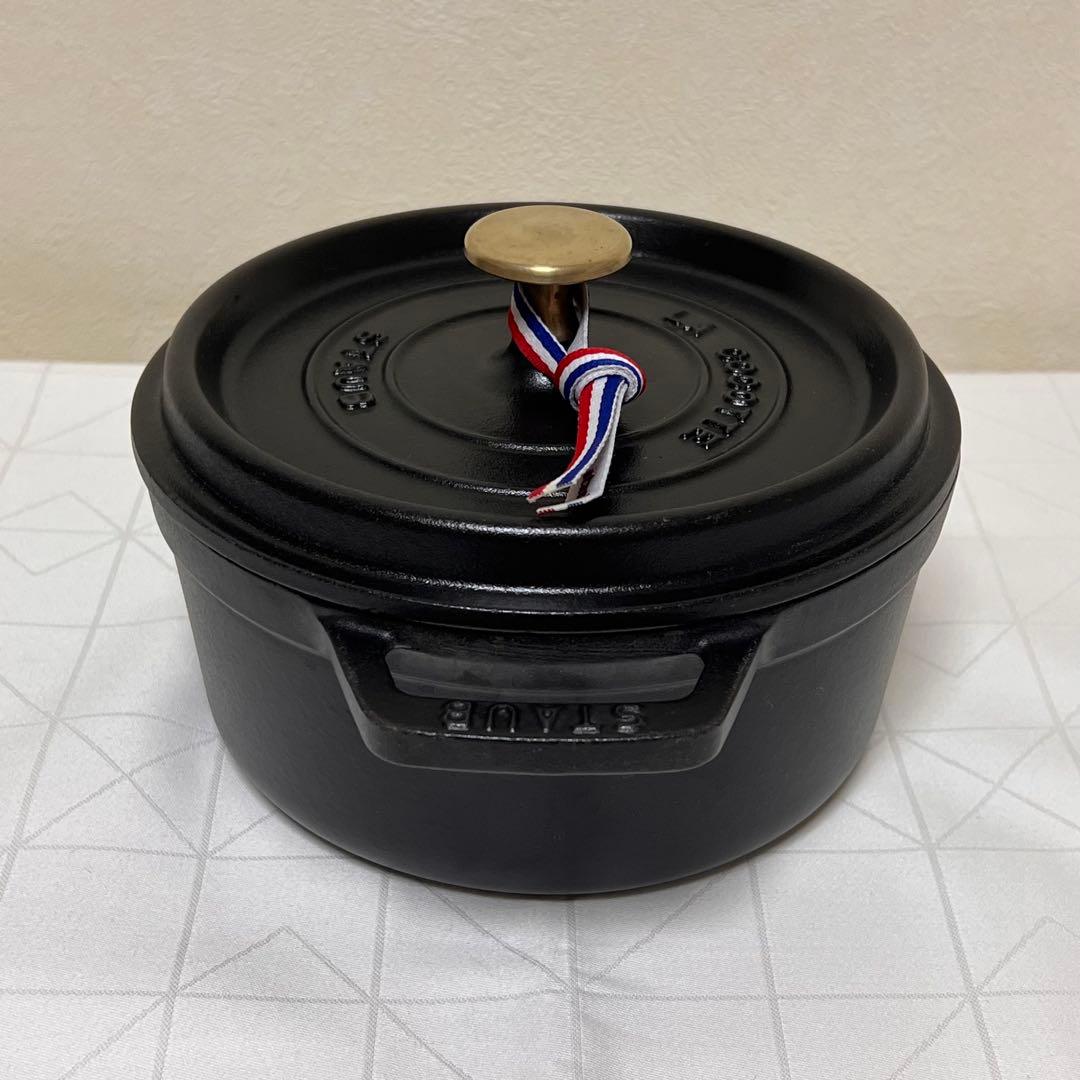 Staub ココットラウンド18cm ブラック真鍮ノブ【訳あり特価品】