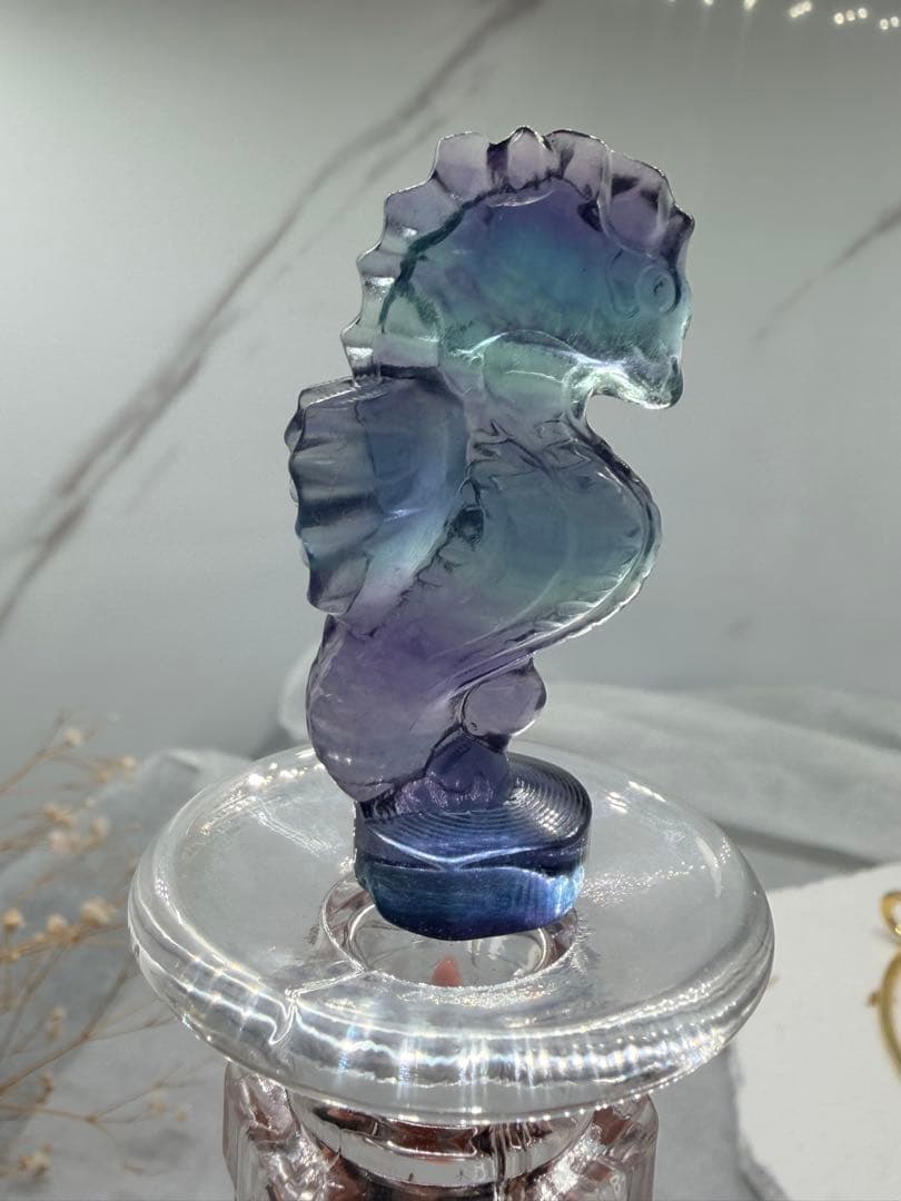 幻想的インテリア天然石☆キャンディフローライト海馬（シーホース）彫刻✨