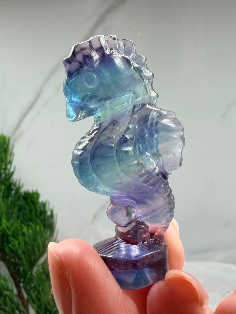 幻想的インテリア天然石☆キャンディフローライト海馬（シーホース）彫刻✨