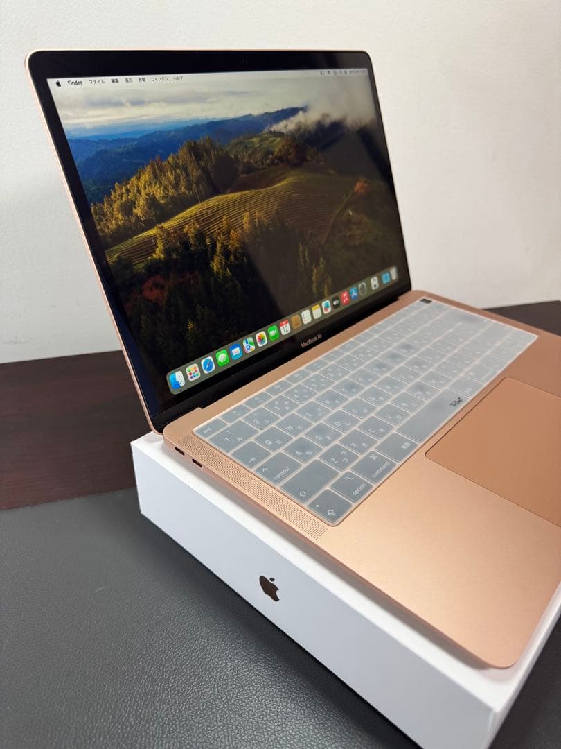 MacBook Air 2019、13インチ、ローズゴールドカラー。