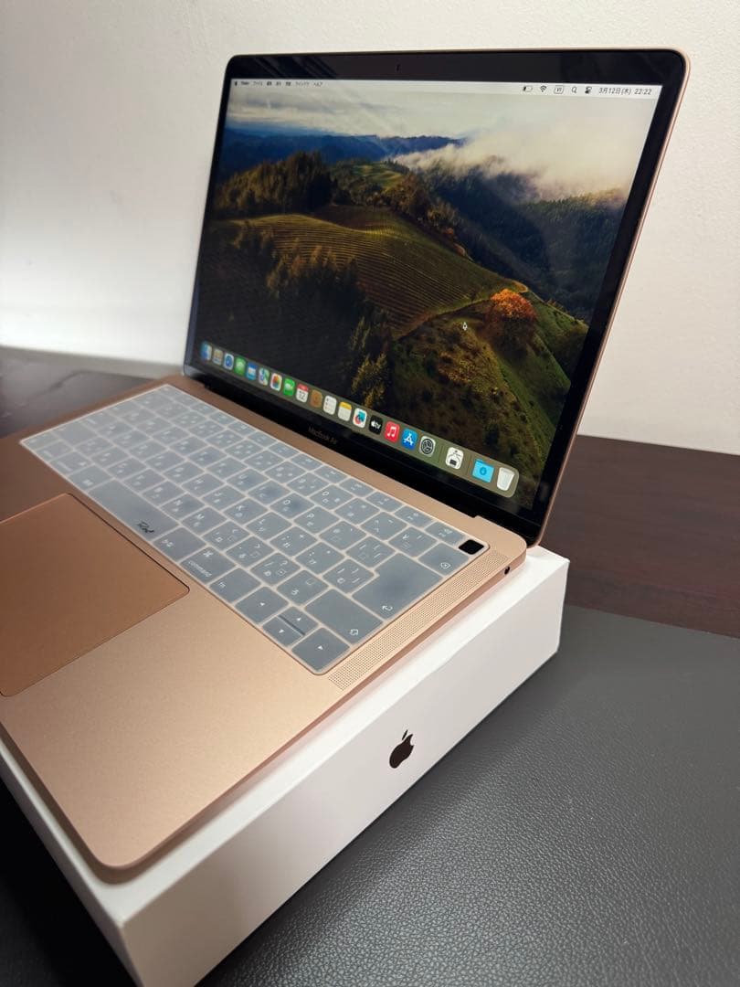 MacBook Air 2019、13インチ、ローズゴールドカラー。