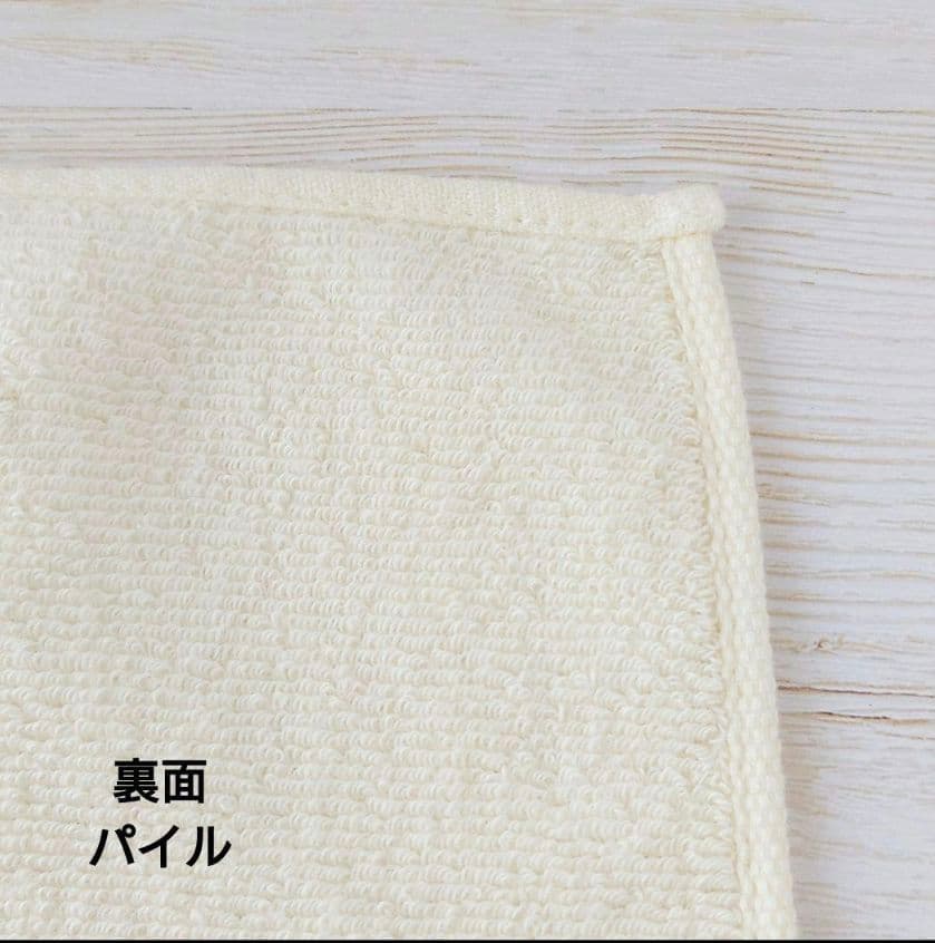 手刺繍入ちっちゃな タオルハンカチ【りす君とフラワーブーケ】