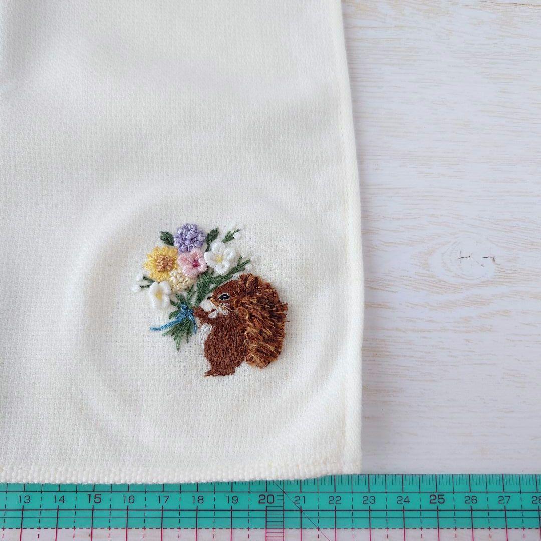 手刺繍入ちっちゃな タオルハンカチ【りす君とフラワーブーケ】