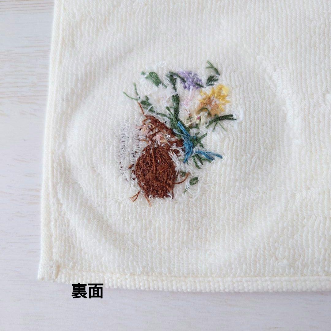 手刺繍入ちっちゃな タオルハンカチ【りす君とフラワーブーケ】