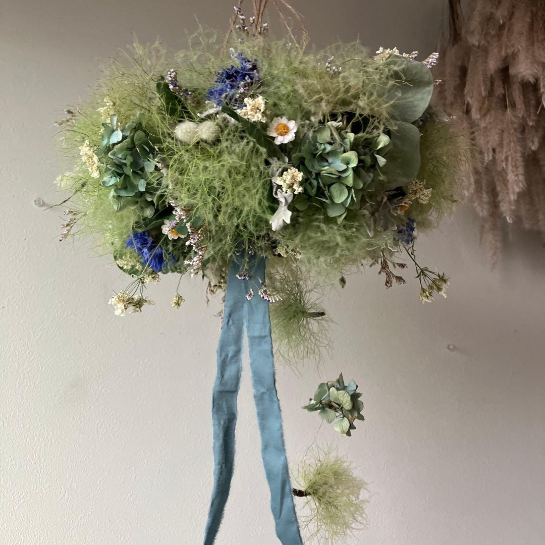 スモークツリーとアンティーク紫陽花のブルーなフライングリース　矢車菊　花かんざし