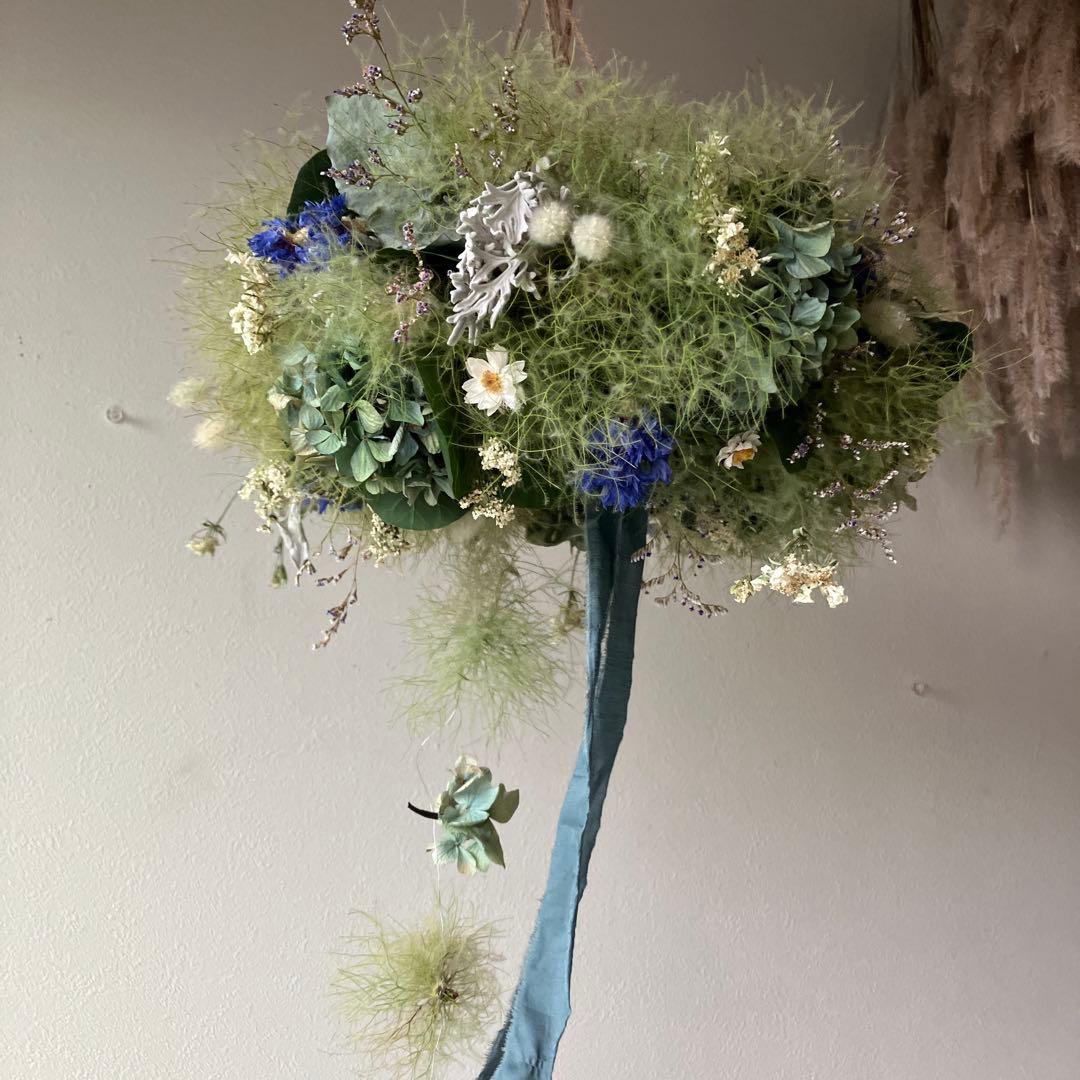 スモークツリーとアンティーク紫陽花のブルーなフライングリース　矢車菊　花かんざし