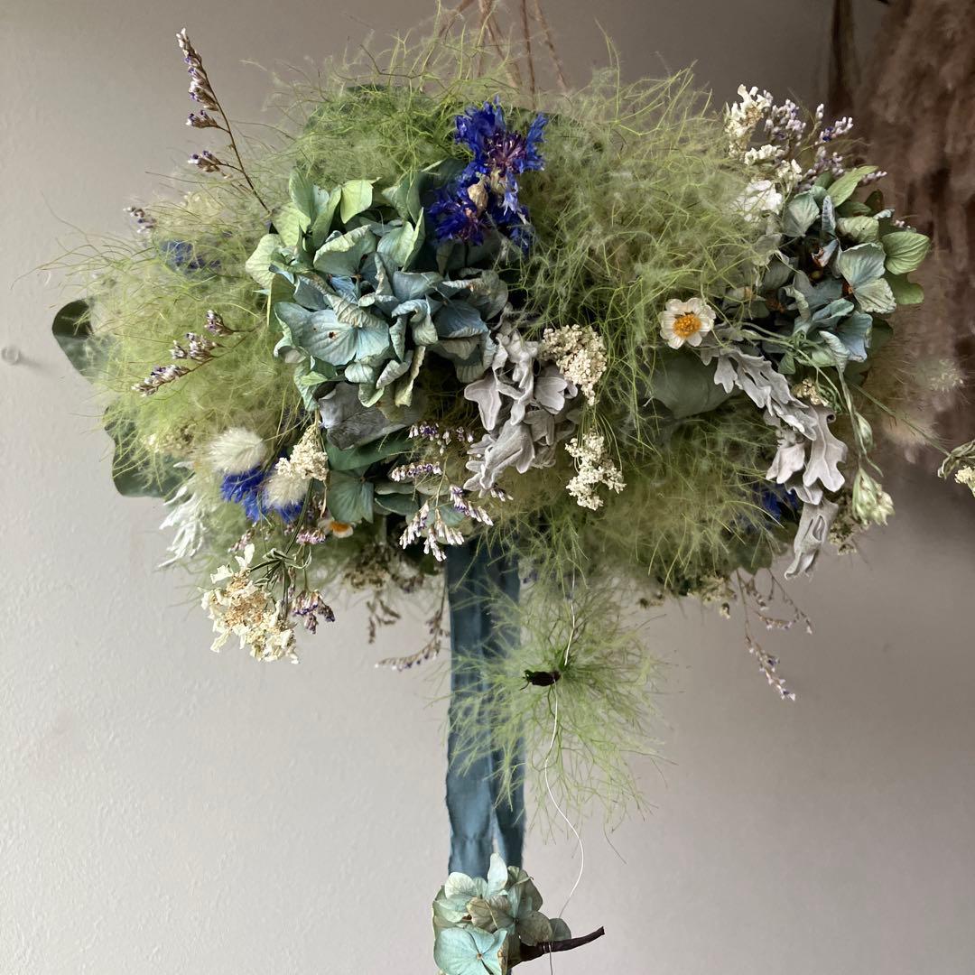 スモークツリーとアンティーク紫陽花のブルーなフライングリース　矢車菊　花かんざし