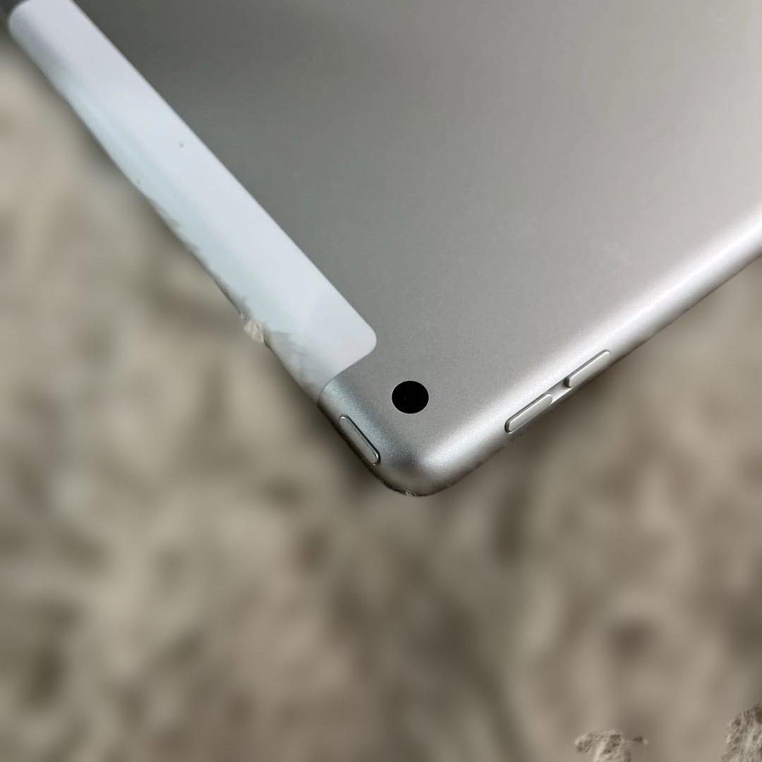 Apple iPad (第７世代) Wi-Fi + Cellular シルバー