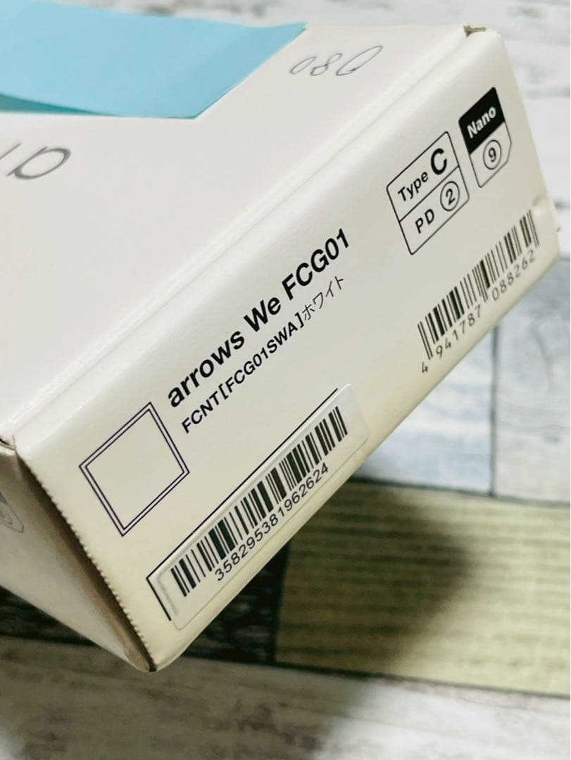 arrows スマートフォン 本体 ホワイト 新品未使用　We FCG01