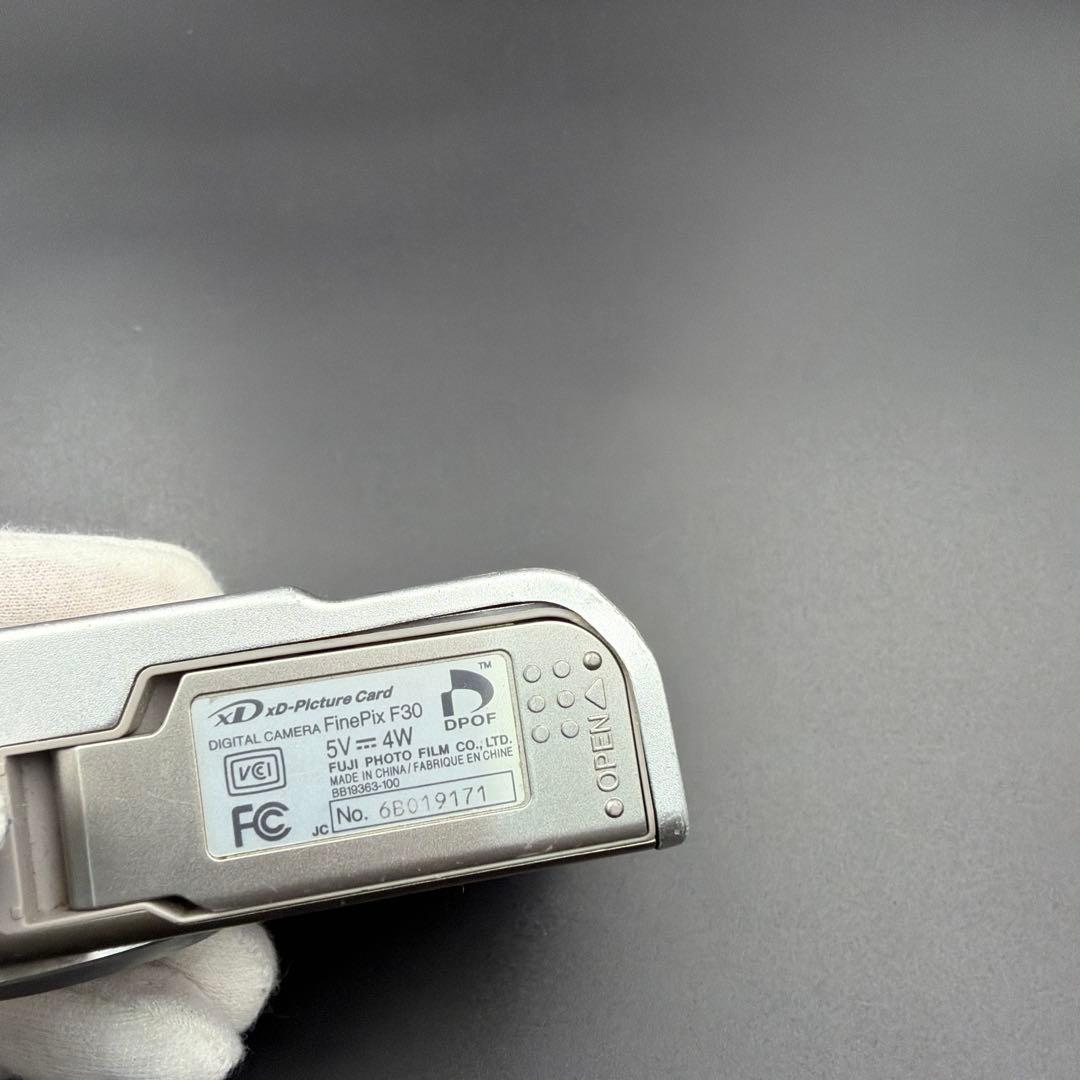 FUJIFILM FINEPIX F30 シルバー コンパクトデジタルカメラ