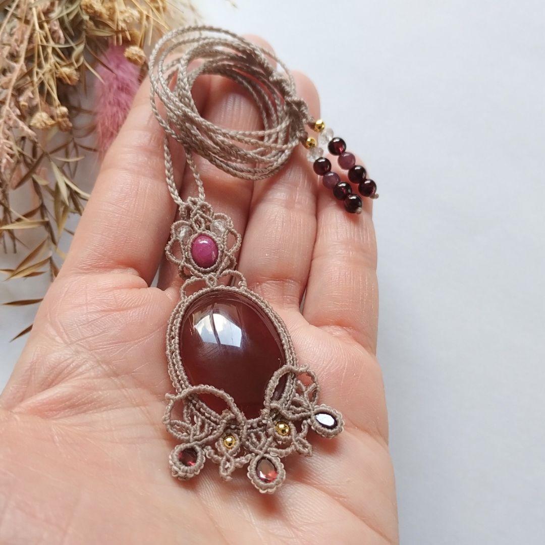 レッドアゲート＆ルビー＆ガーネットのマクラメ編みネックレス　ペンダント　天然石