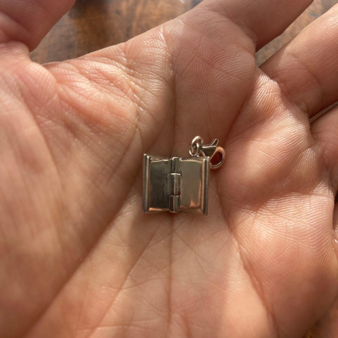 ハリーポッターグッズ　本のチャーム　シルバー　正規品