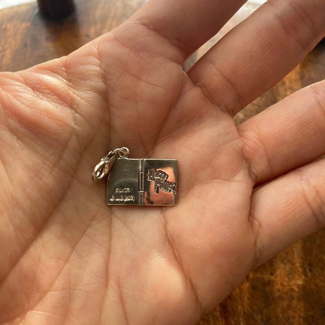 ハリーポッターグッズ　本のチャーム　シルバー　正規品