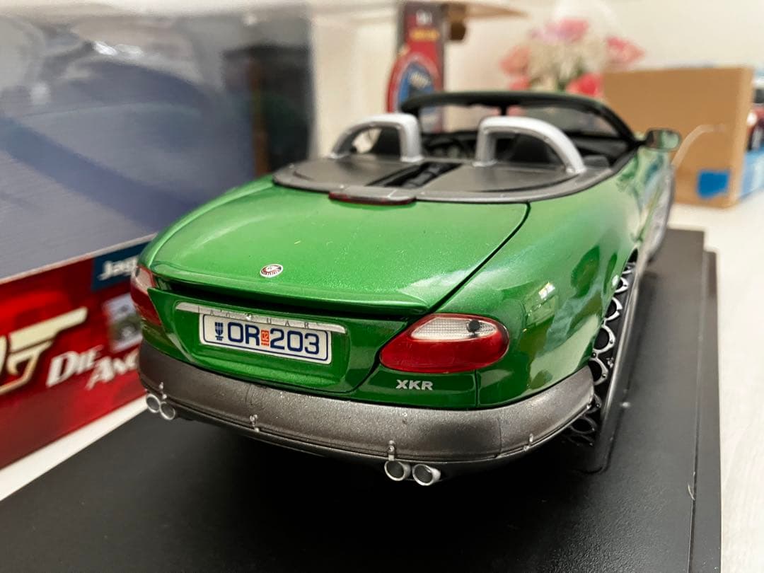 1/18 ジャガー XKR ロードスター 007 ボンドかー