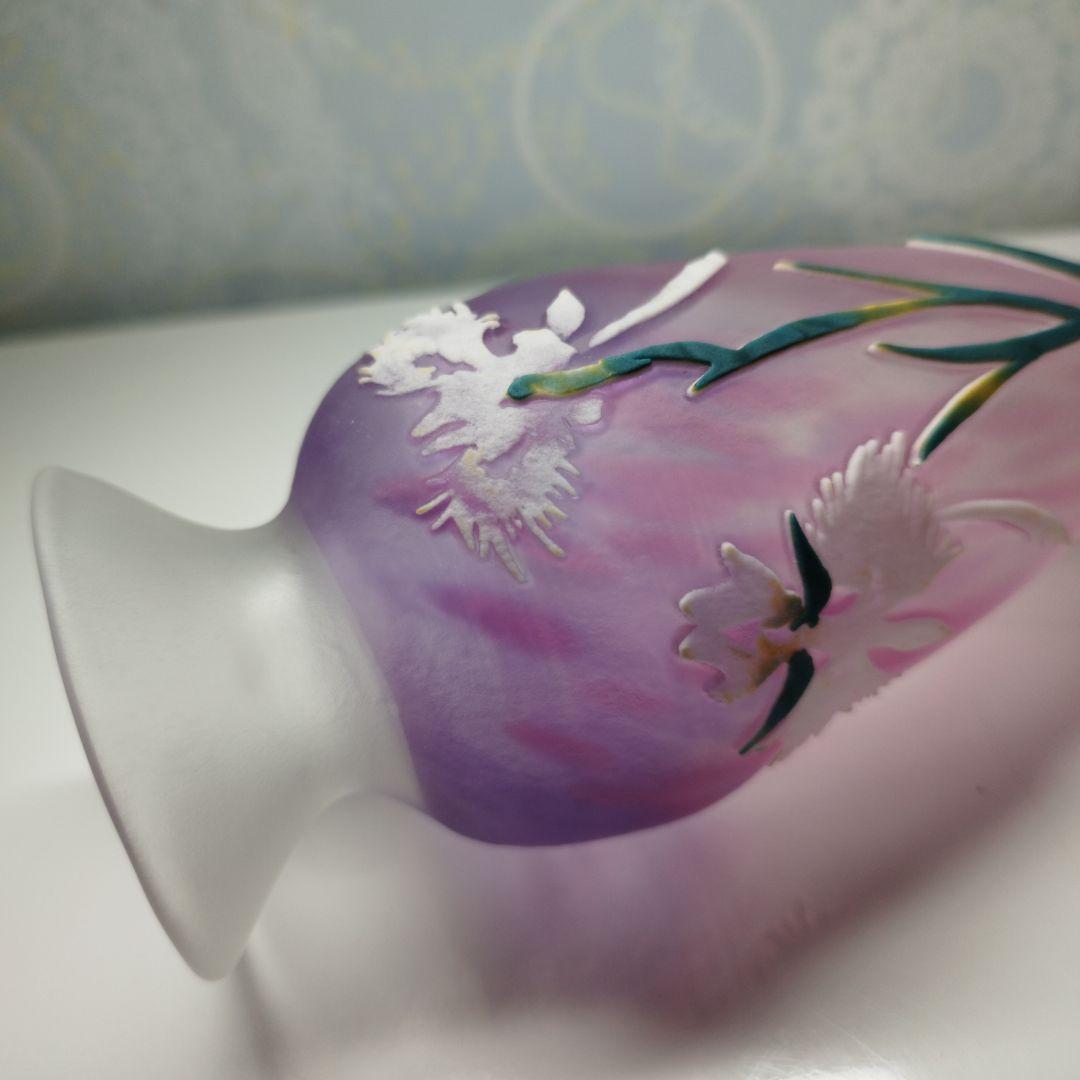 バイオレットと白のサギソウ花模様　ガラス花瓶　インテリア