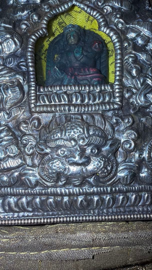 チベット製 銀製窓彫金 携帯祭壇ガウ グリーンターラ キルティムカ マントラ布入