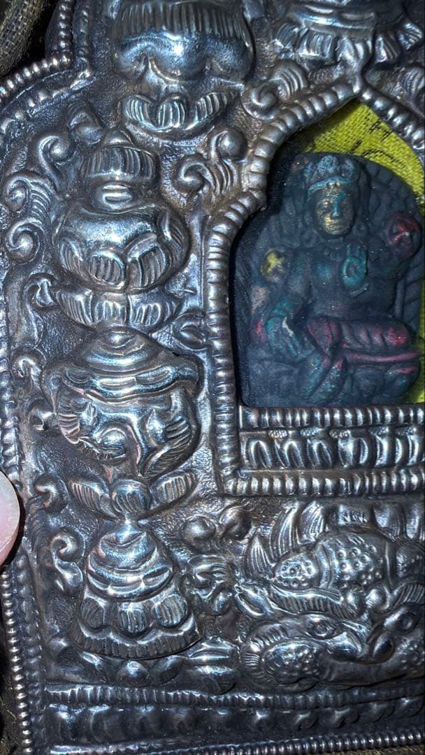 チベット製 銀製窓彫金 携帯祭壇ガウ グリーンターラ キルティムカ マントラ布入
