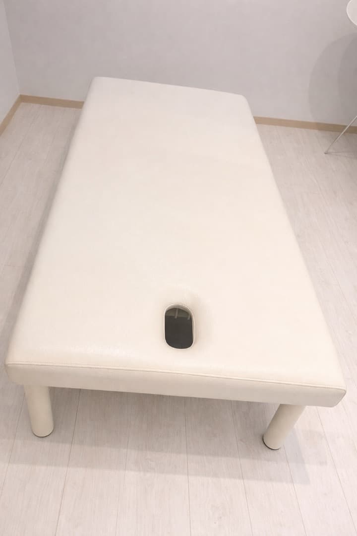 電動昇降付 有孔施術台／エステ マッサージ ベッド