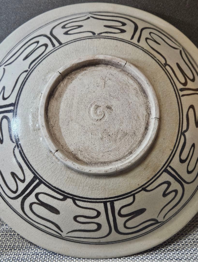 【東南アジア古陶磁器】時代古作品　安南系　黒呉須　魚に唐草文　31.7cm大鉢