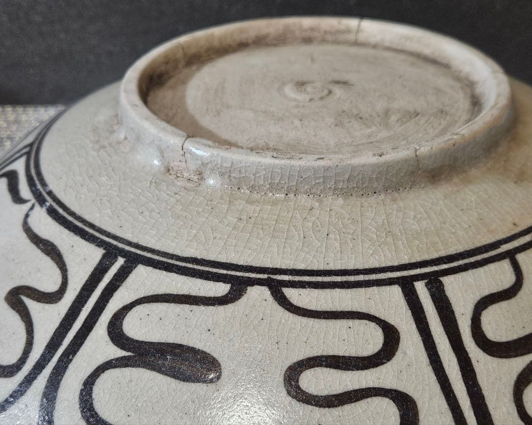 【東南アジア古陶磁器】時代古作品　安南系　黒呉須　魚に唐草文　31.7cm大鉢