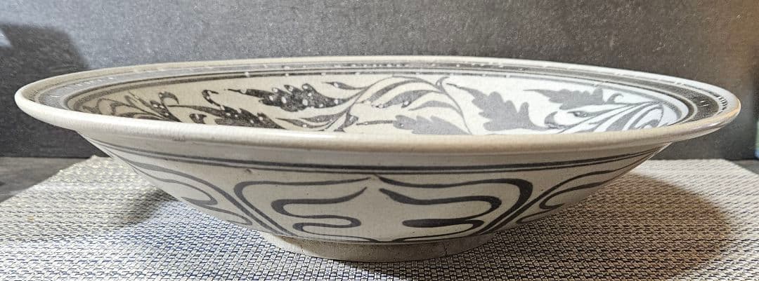 【東南アジア古陶磁器】時代古作品　安南系　黒呉須　魚に唐草文　31.7cm大鉢