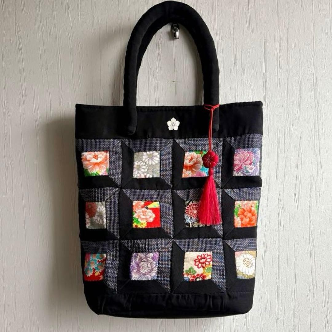 花を楽しむパッチワークキルトの和のトートバッグ　黒留袖×大島紬　ハンドメイド