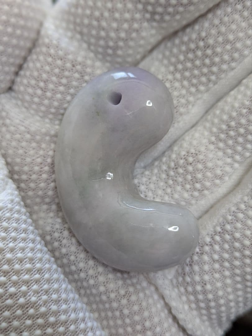 期間限定商品！天然石 【超ビッグサイズ翡翠】の【勾玉 マガタマ】です。