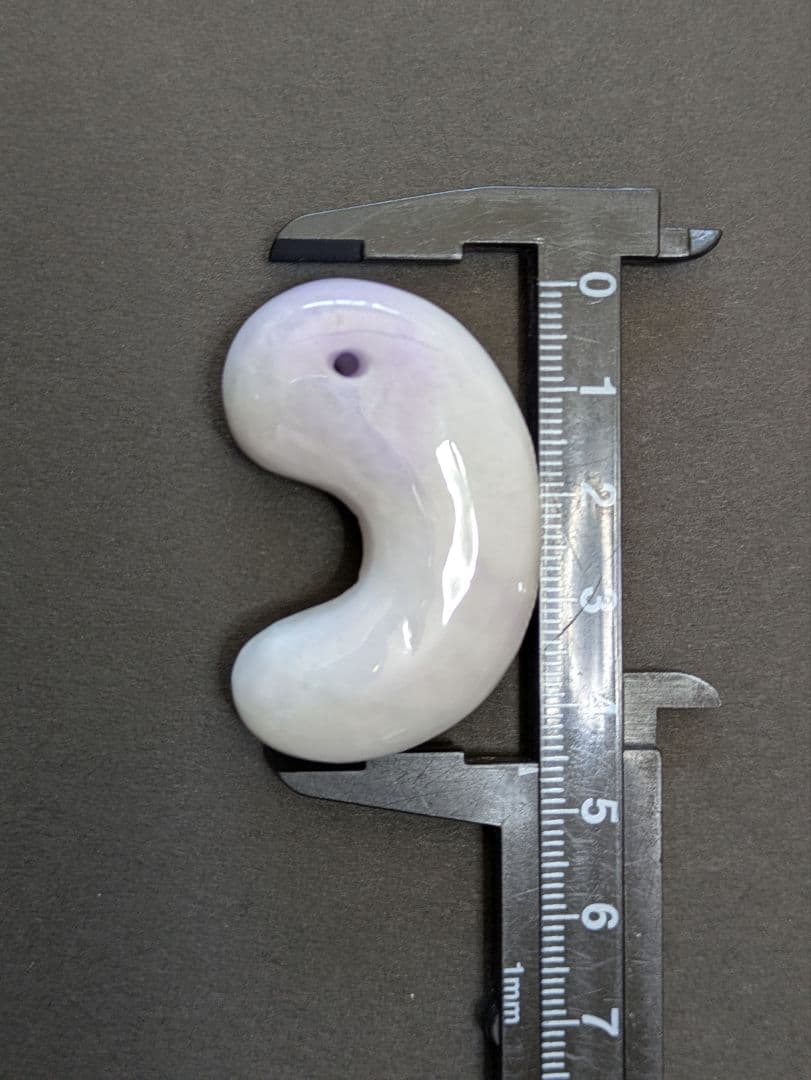 期間限定商品！天然石 【超ビッグサイズ翡翠】の【勾玉 マガタマ】です。