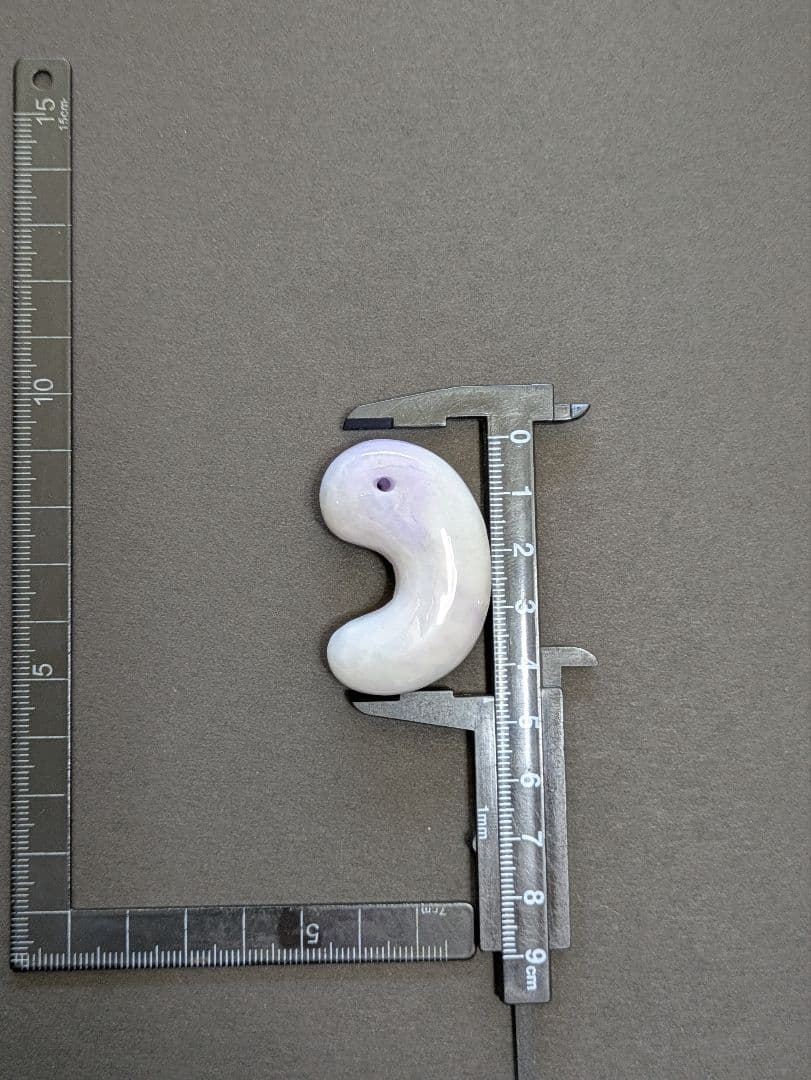 期間限定商品！天然石 【超ビッグサイズ翡翠】の【勾玉 マガタマ】です。