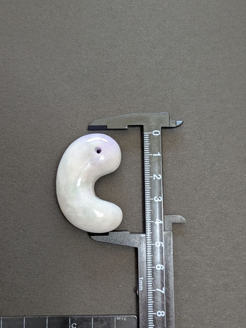 期間限定商品！天然石 【超ビッグサイズ翡翠】の【勾玉 マガタマ】です。