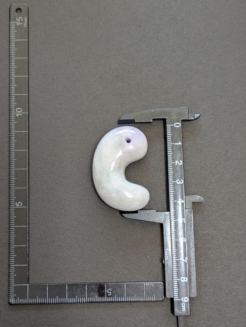 期間限定商品！天然石 【超ビッグサイズ翡翠】の【勾玉 マガタマ】です。