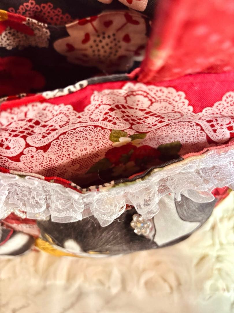 コヤンイサムチョン　いちご生地フリル仲良しネコちゃん❣️コロリンバッグ
