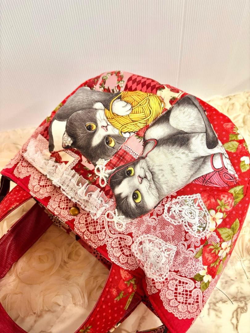 コヤンイサムチョン　いちご生地フリル仲良しネコちゃん❣️コロリンバッグ