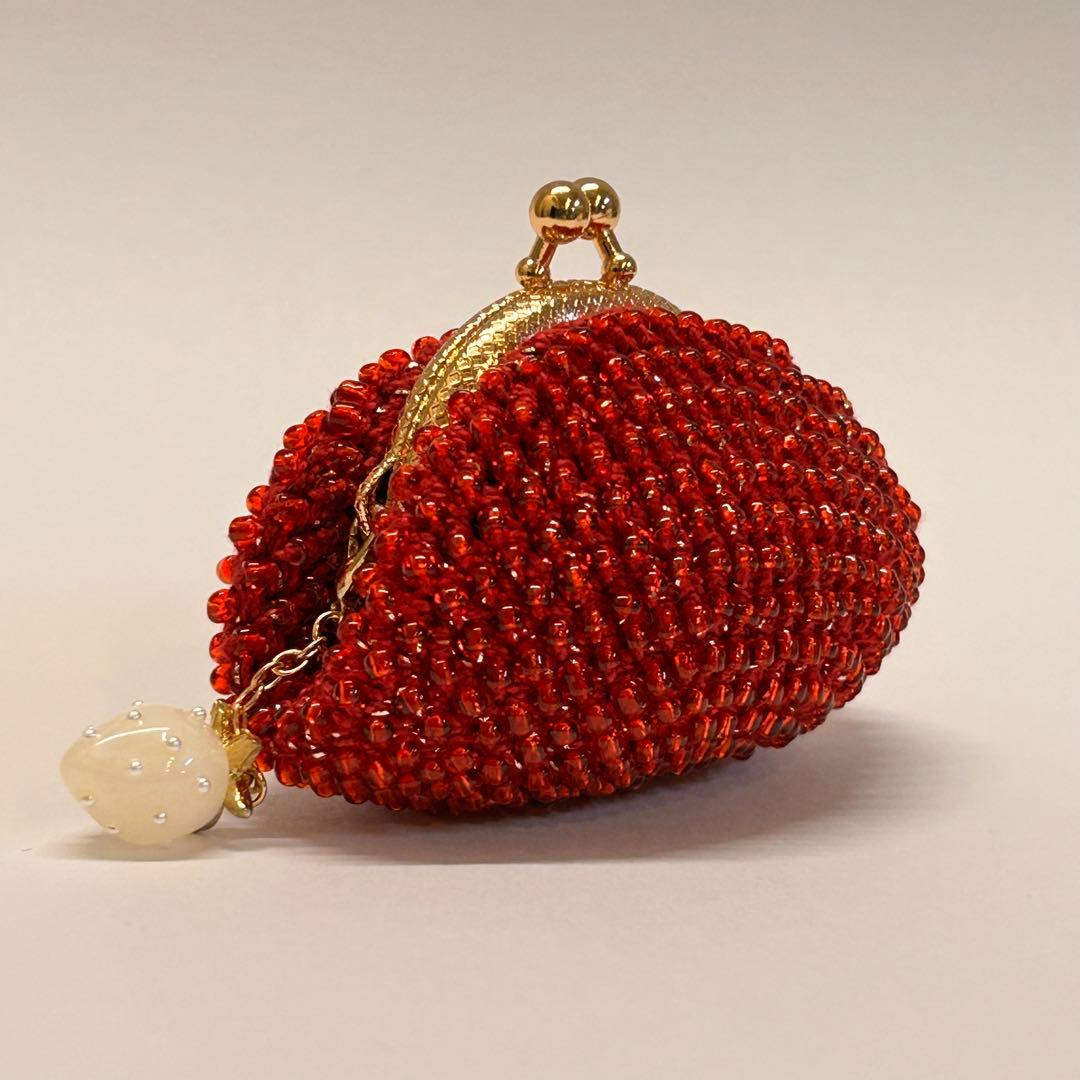 ビーズがま口ハンドメイド、クリスマスレッド、口金5cm、チャーム付き