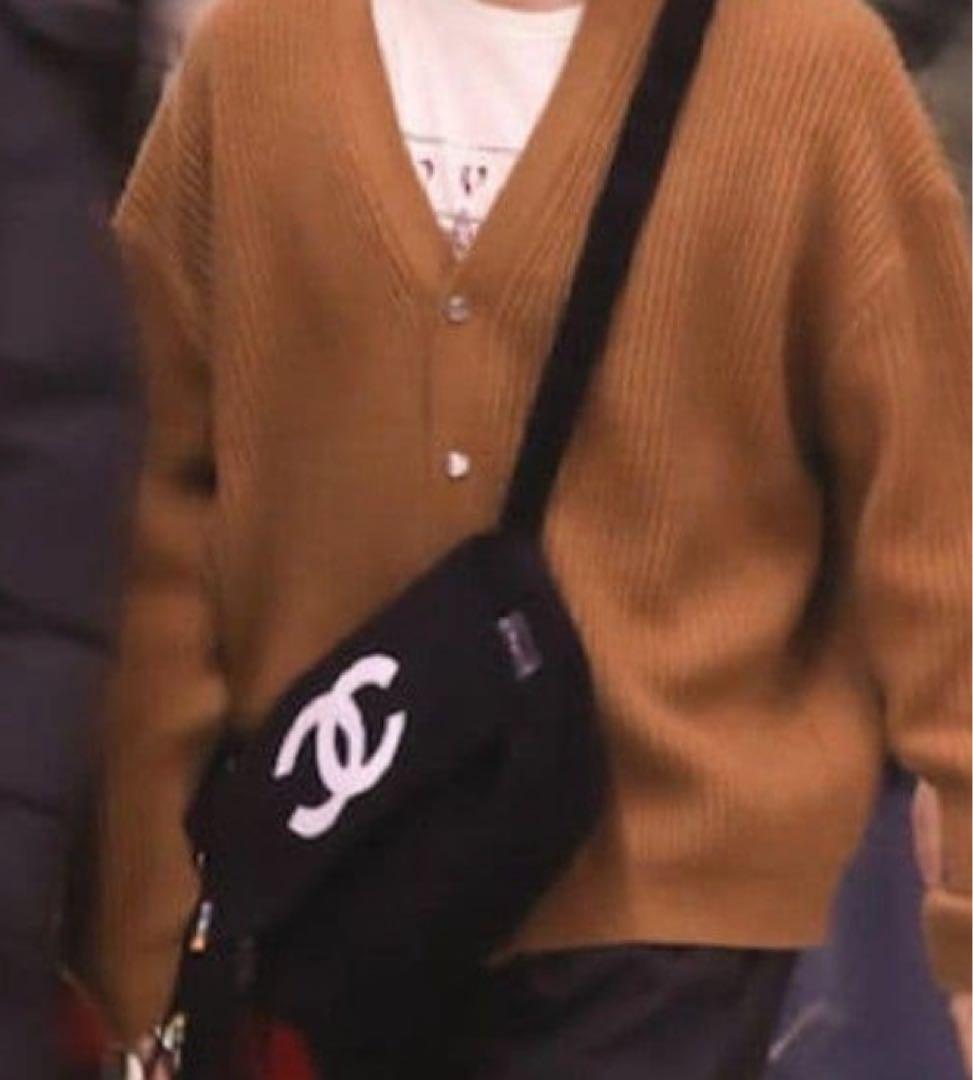 CHANELノベルティ黒ショルダーバッグホワイトロゴ入り