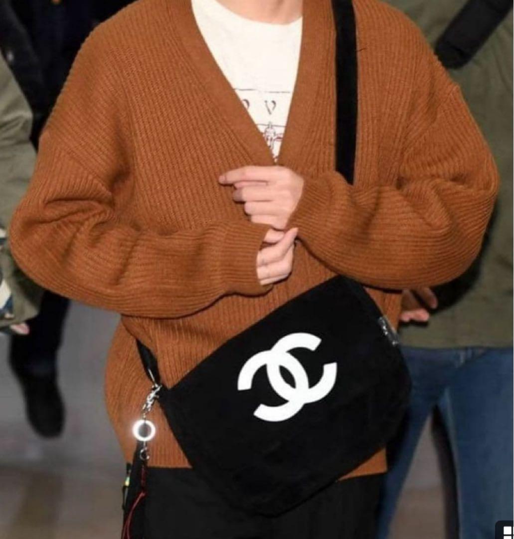 CHANELノベルティ黒ショルダーバッグホワイトロゴ入り