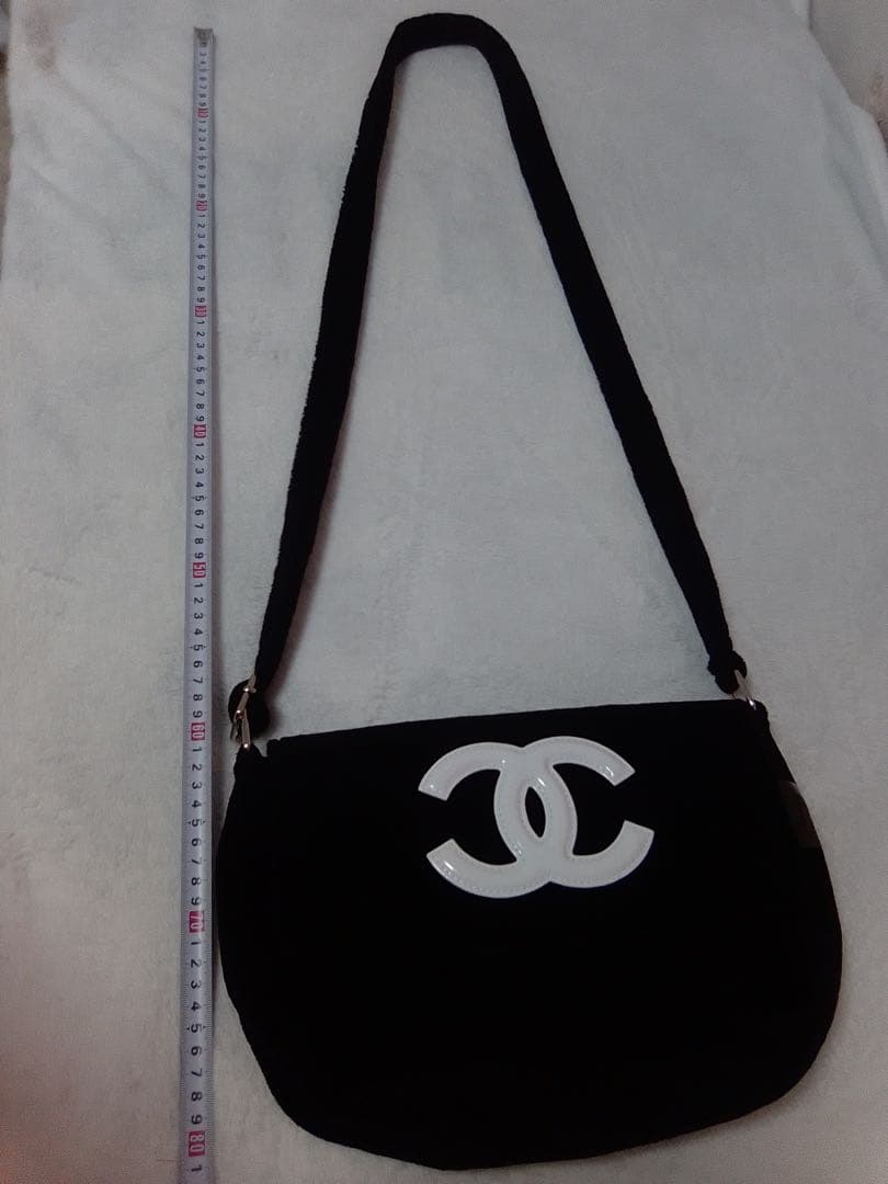 CHANELノベルティ黒ショルダーバッグホワイトロゴ入り