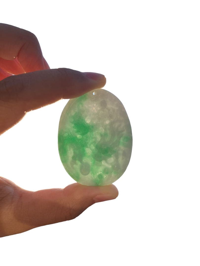 新品　ミャンマー天然翡翠 龍 Jadeペンダントトップ お守り 天然石　鑑別書付