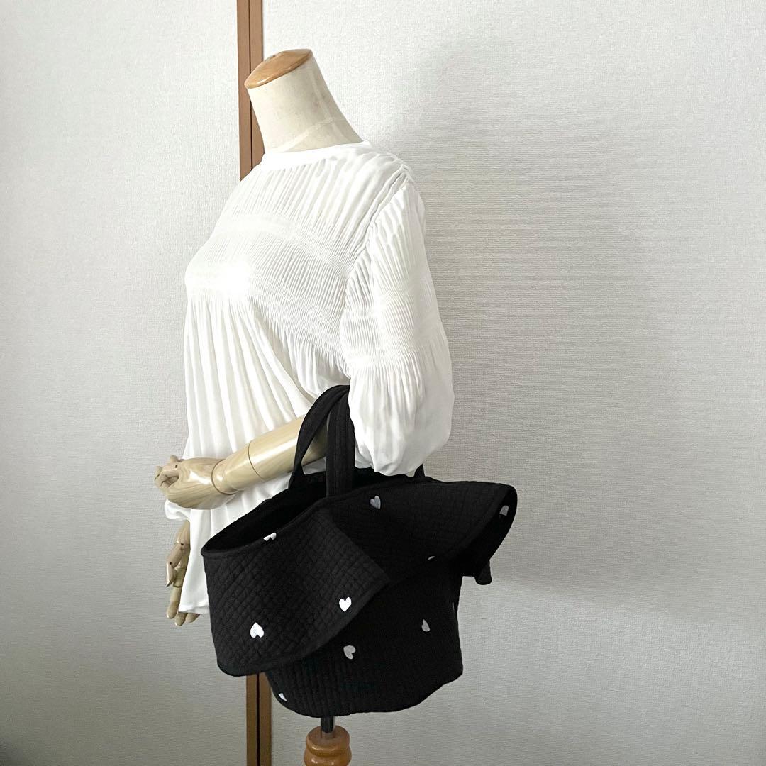 フレアフリル付き丸底マルシェバッグ　ヌビバッグ　ブラック×♡刺繍　ハンドメイド