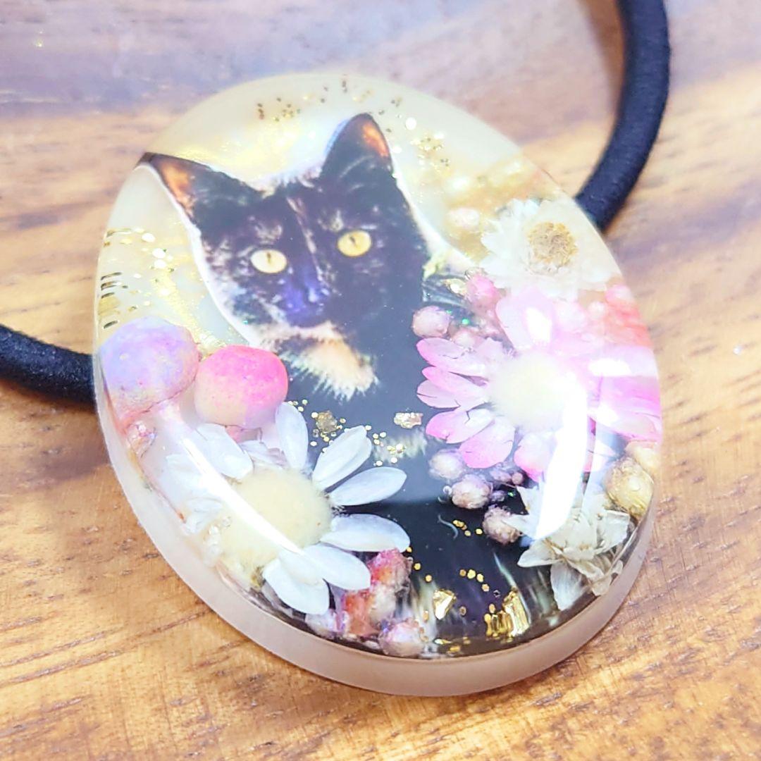 黒猫ちゃんとお花のヘアゴム ハンドメイド レジン ドライフラワー ブローチ 楕円