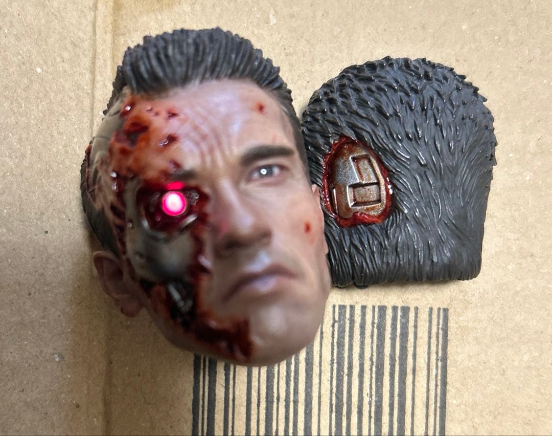 【ホットトイズ】 ターミネーター2フィギュア　Ｔ-８００（バトルダメージ版）