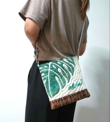 ハワイアンキルト　モンステラ葉刺繍ポシェット