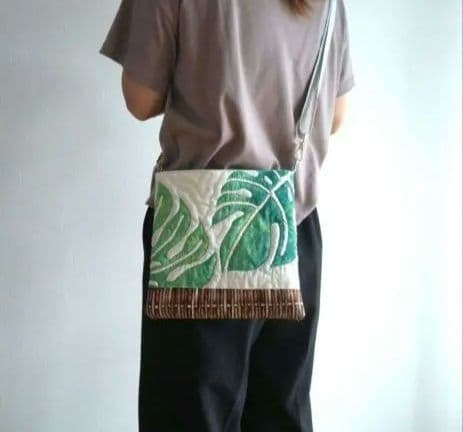 ハワイアンキルト　モンステラ葉刺繍ポシェット