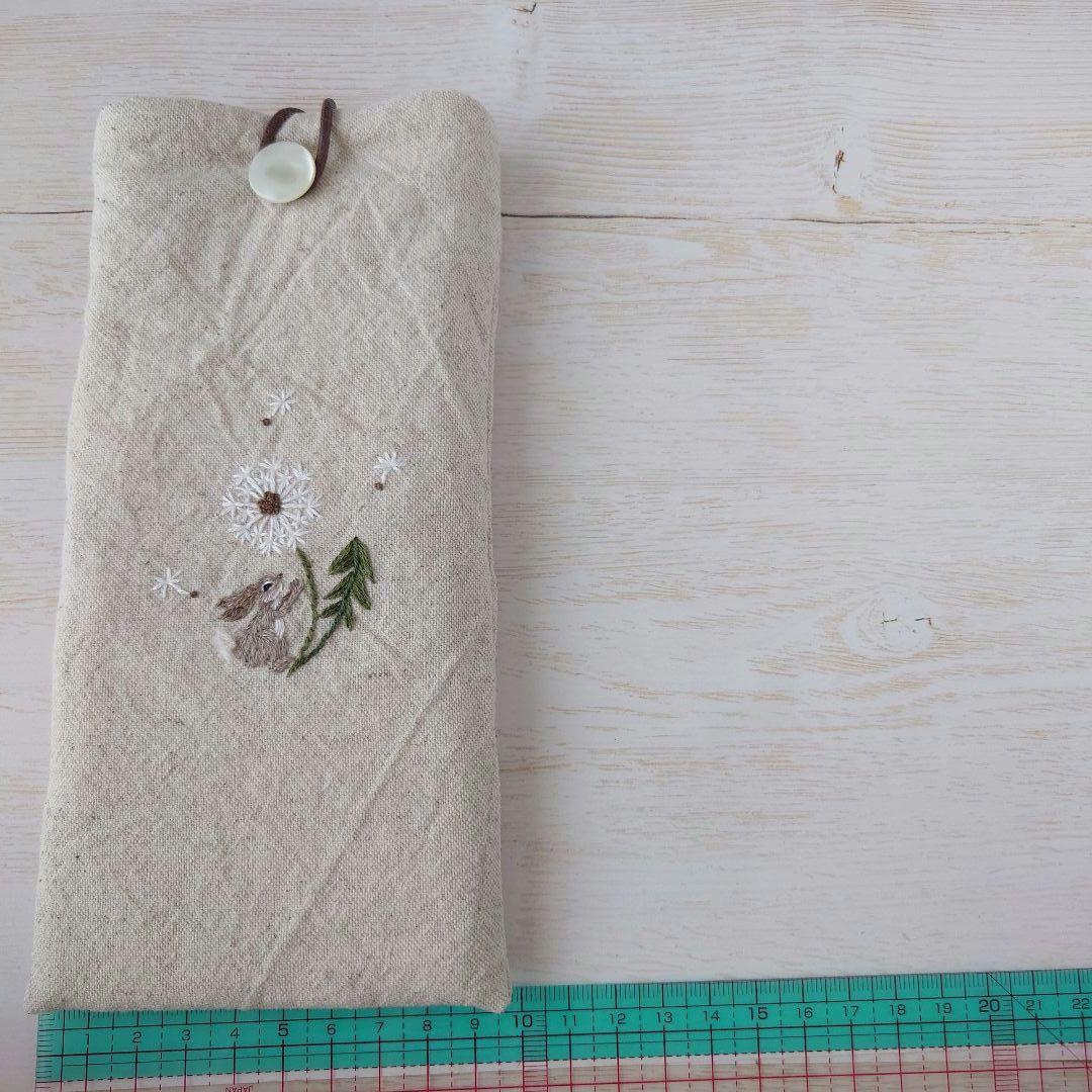 手刺繍入　貝ボタン付き メガネケース/ペンケース【うさこと綿毛】