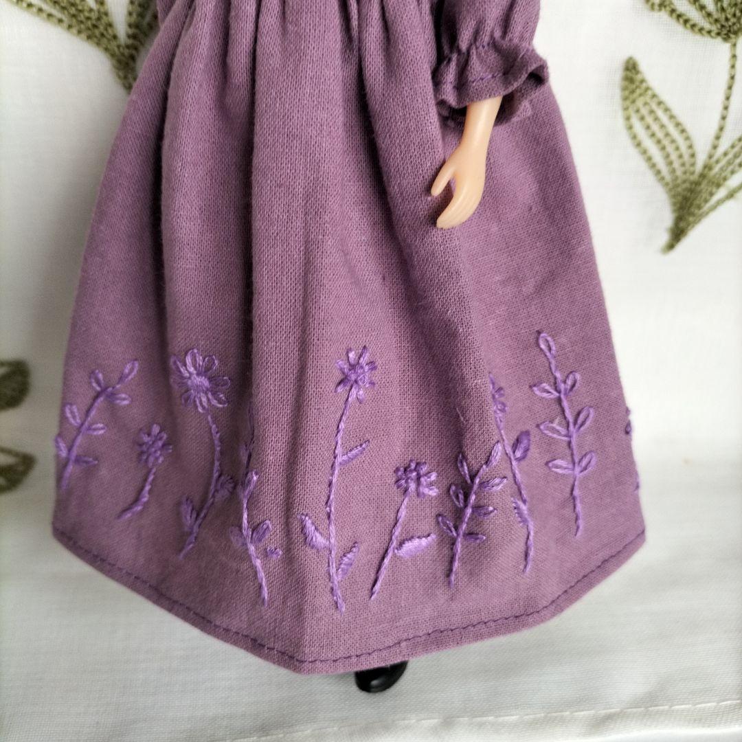 ２２センチドールサイズの服173ハンドメイド　刺繍ワンピース　　パープル